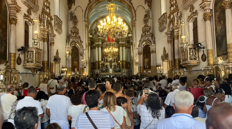 Baianos e turistas depositam a fé no Senhor do Bonfim |