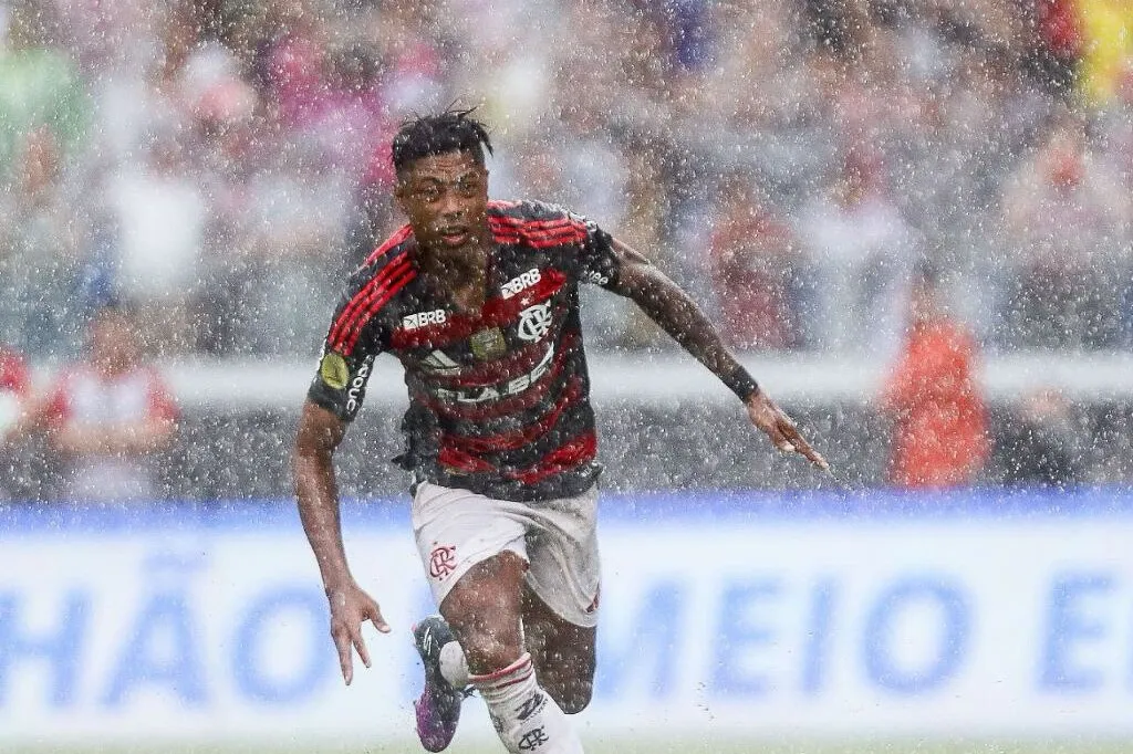 Bruno Henrique comemora gol do Flamengo sobre o Botafogo