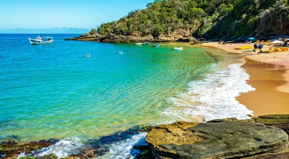 Imagem ilustrativa da imagem 'Surubão' de Búzios: entenda se fazer sexo em praia de nudismo é crime