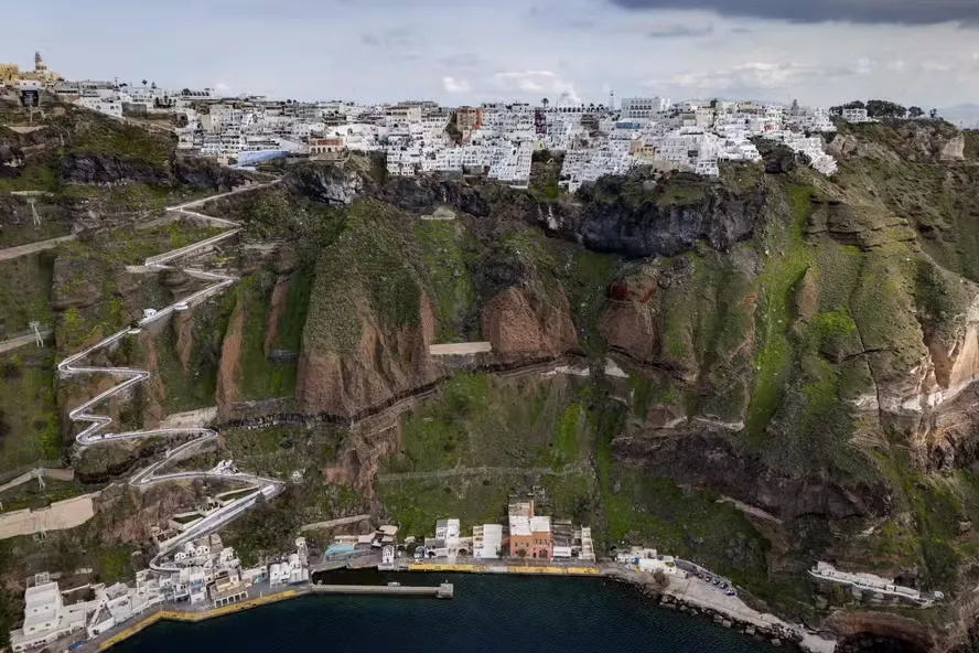 Imagem ilustrativa da imagem Terremotos provocam fuga em massa da ilha grega de Santorini