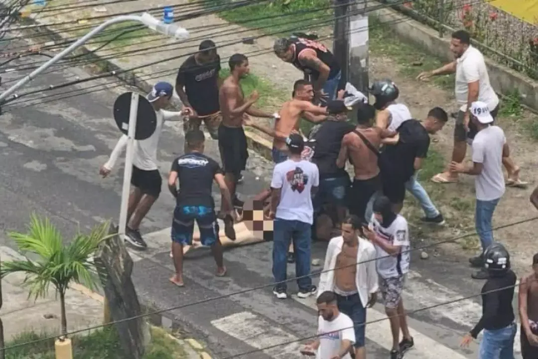 Vídeos que circulam nas redes sociais mostram a vítima, nua e caída na calçada