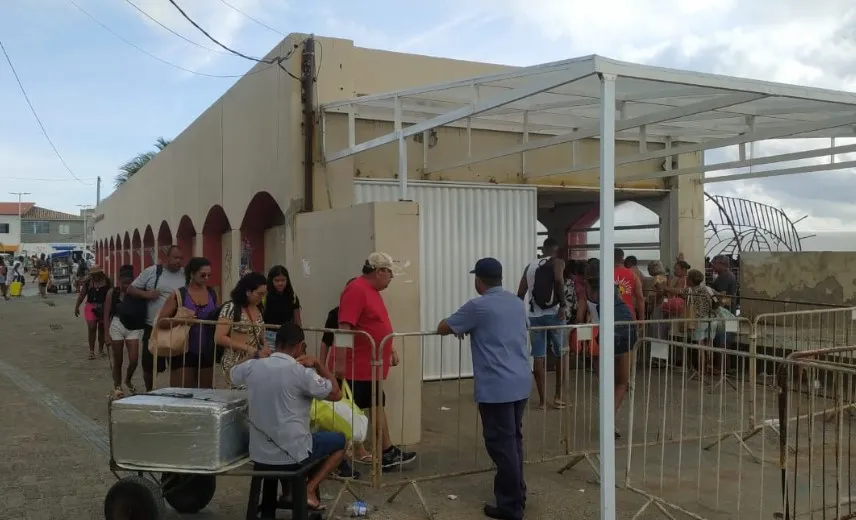 Acesso imediato no Terminal de Vera Cruz, na Ilha de Itaparica. Passageiros embarcam nas lanchas