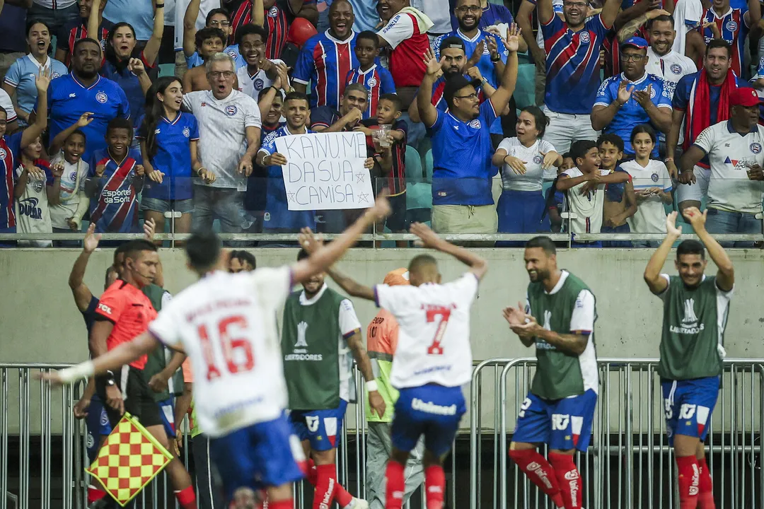 Ademir e Erick Pulga comemorando o terceiro gol do Bahia