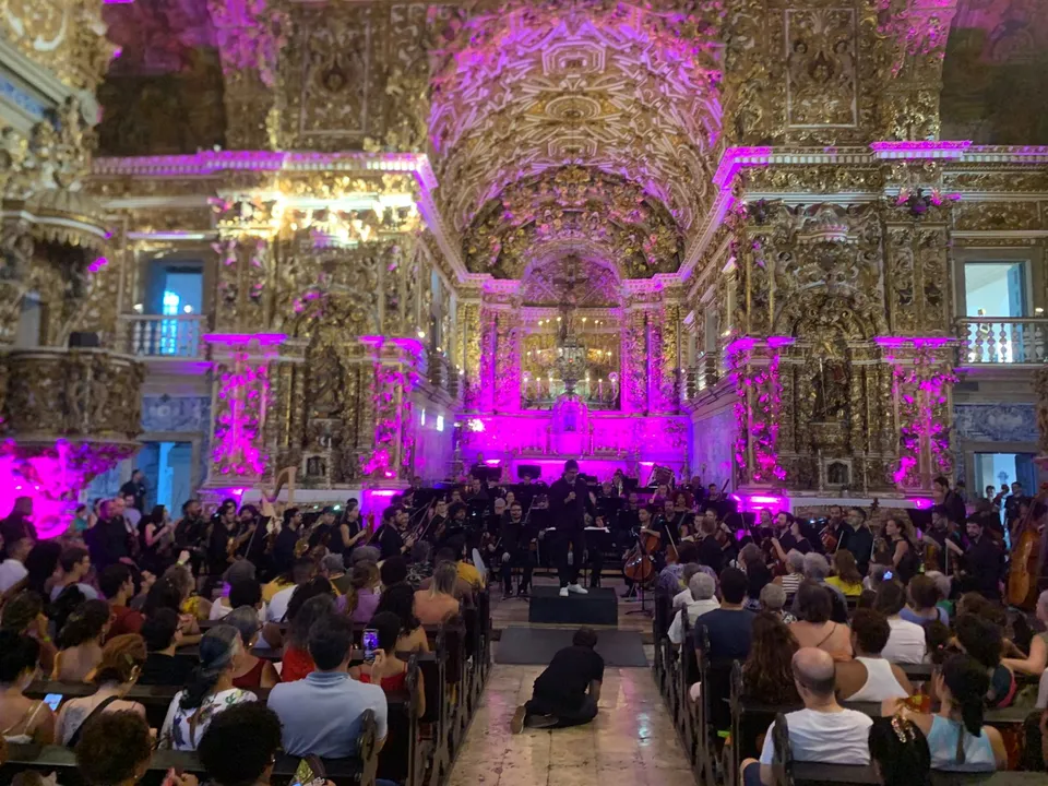 Imagem ilustrativa da imagem Turistas apreciam o concerto natalino da OSBA no Centro Histórico