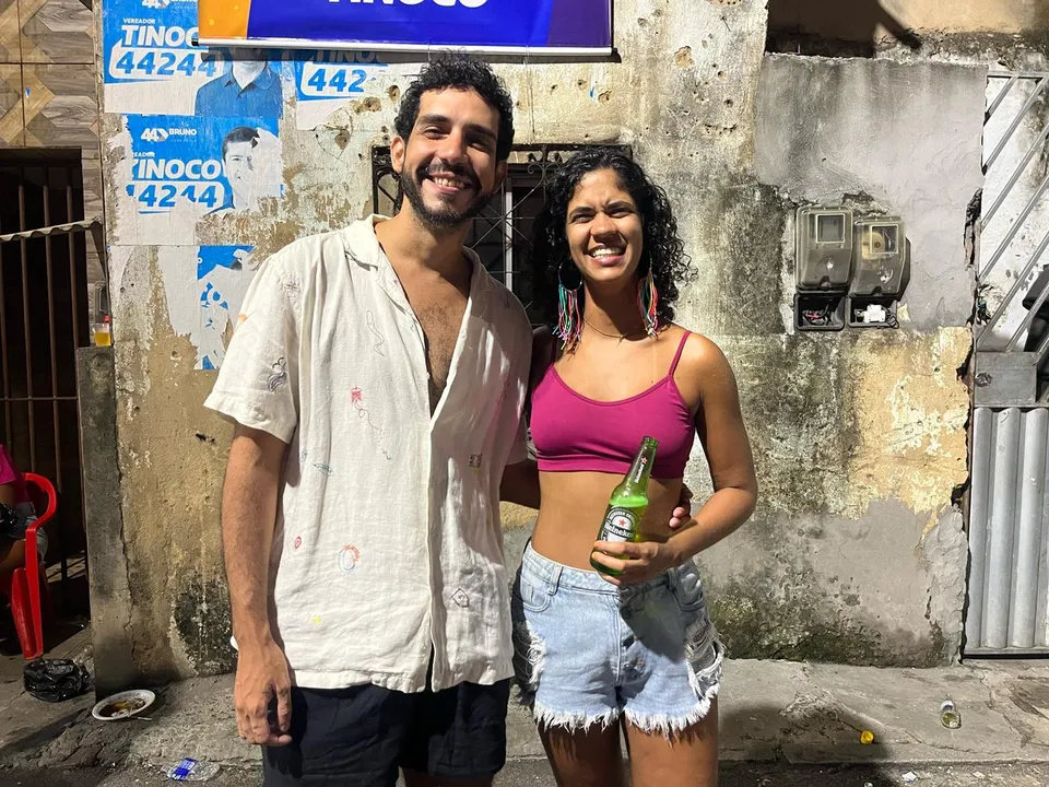 Casal aproveitou a festa no bairro