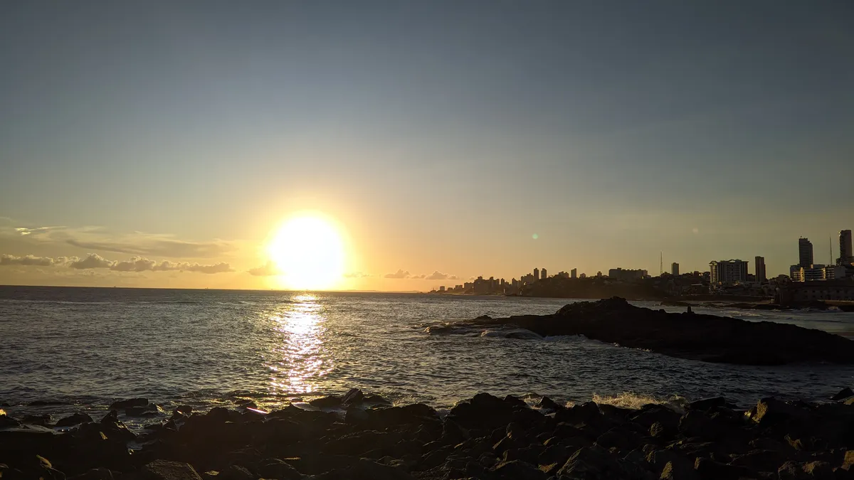 Por do sol no Rio Vermelho, em Salvador