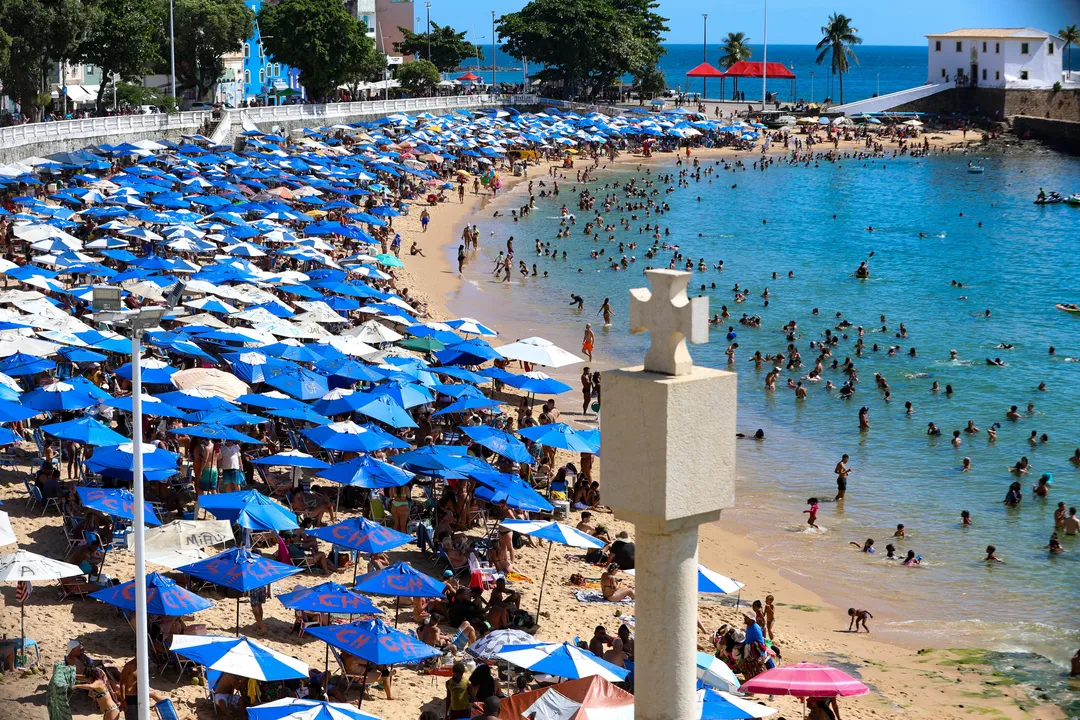 Praia do Porto da Barra nesta segunda-feira, 3