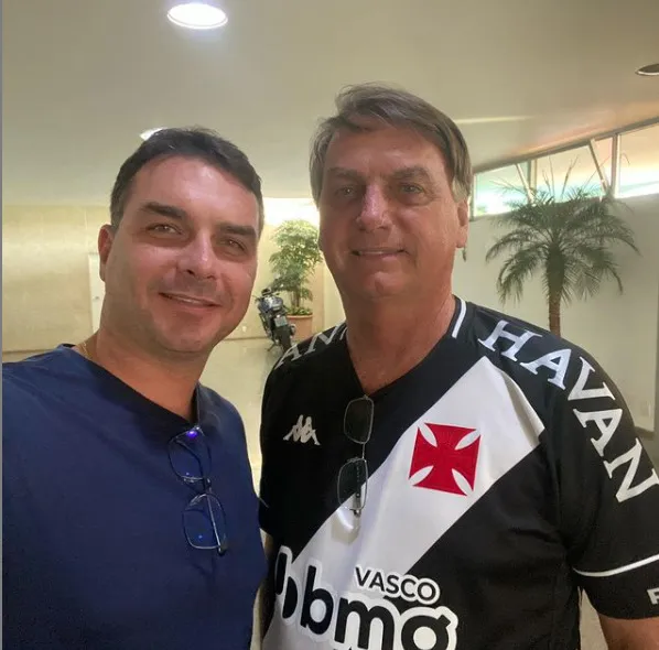 Jair Bolsonaro (PL) com camisa do Vasco ao lado do seu filho Flávio (PL-SP)