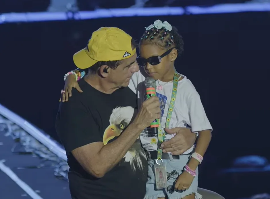 Menina canta junto com Durval Lelys no Festival Virada