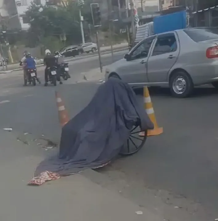 Imagem ilustrativa da imagem VÍDEO: Homem carrega corpo da mãe em cadeira de rodas pelas ruas do RJ