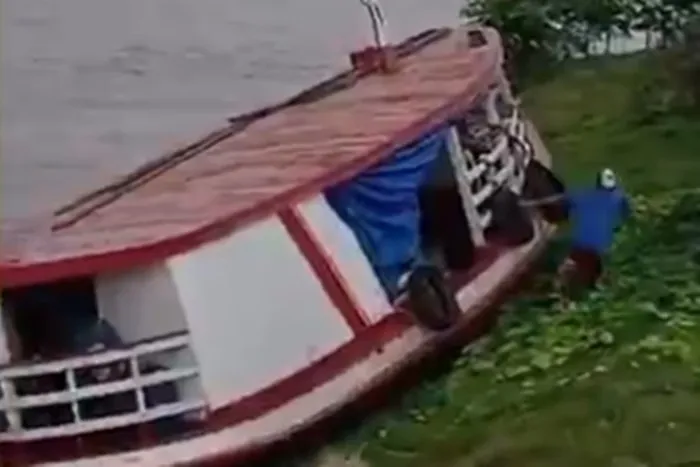 Imagem ilustrativa da imagem VÍDEO: piloto de barco dorme e embarcação colide em barranco