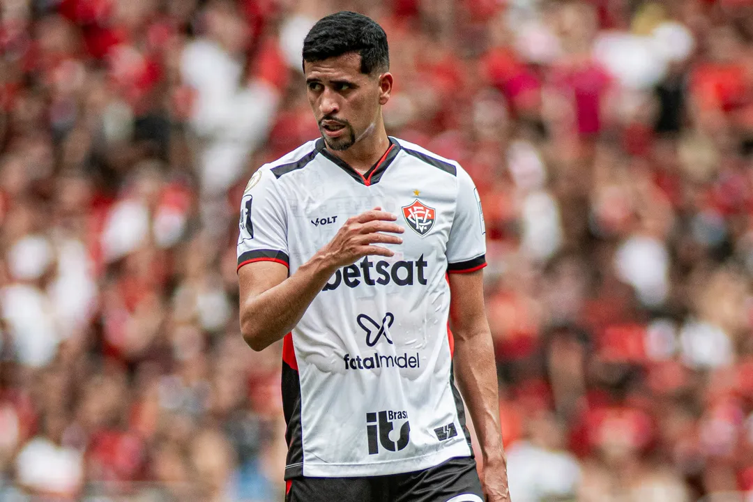 Ryller durante partida com a camisa do Vitória