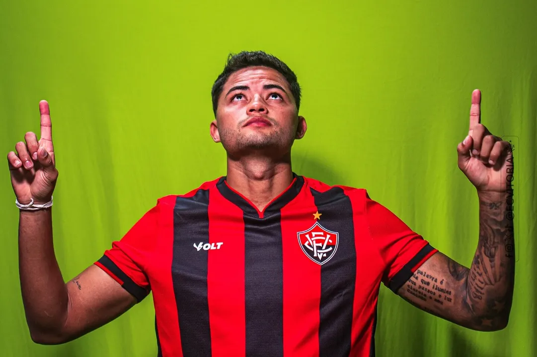 Val Soares posa com a camisa do Vitória