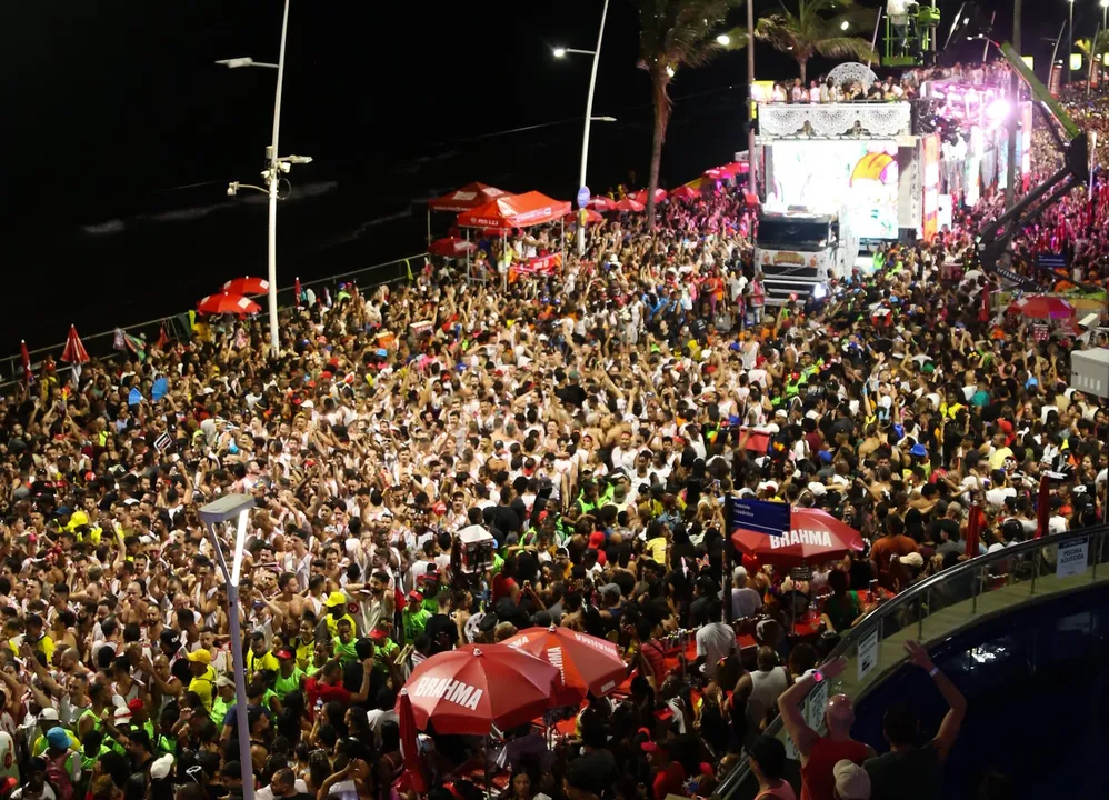 Foliões abusam de cores, brilhos e paetês nesse Carnaval