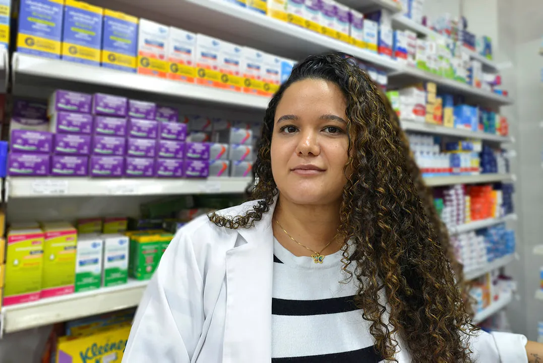 A farmacêutica Isabela do Valle destaca que, seja qual for o lugar, estabelecimento que comercializa medicamentos deve contar com profissional da área de plantão