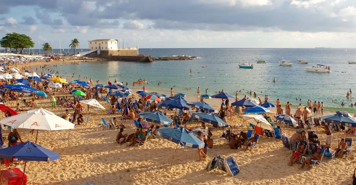 Praia da Barra é uma das mais visitadas de Salvador