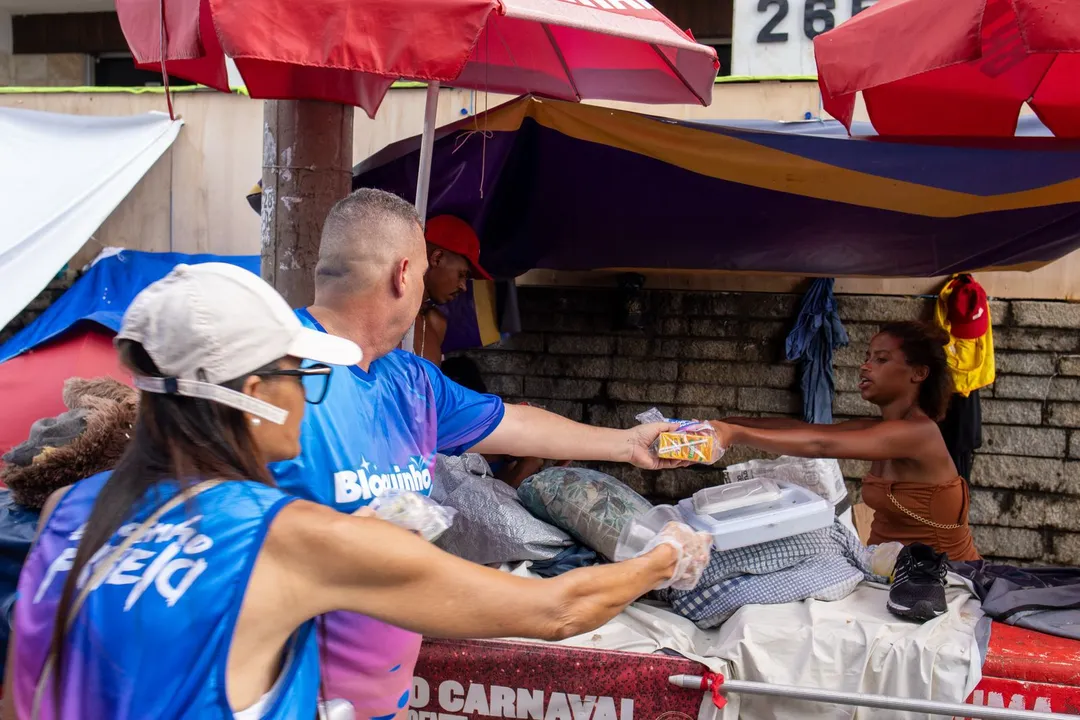 Ambulantes do circuito Barra-Ondina receberam kit´s de café da manhã neste sábado