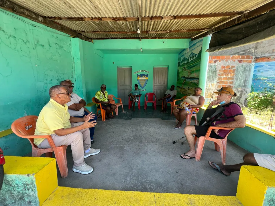 Vereador Manoel Jacaré (PP), de amarelo, conversou com moradores da comunidade de Areias, vizinha à Tronox