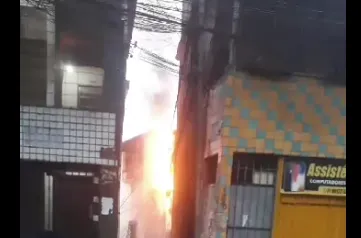 O incidente aconteceu em uma estreita avenida principal do bairro, e afetou a rede elétrica da região