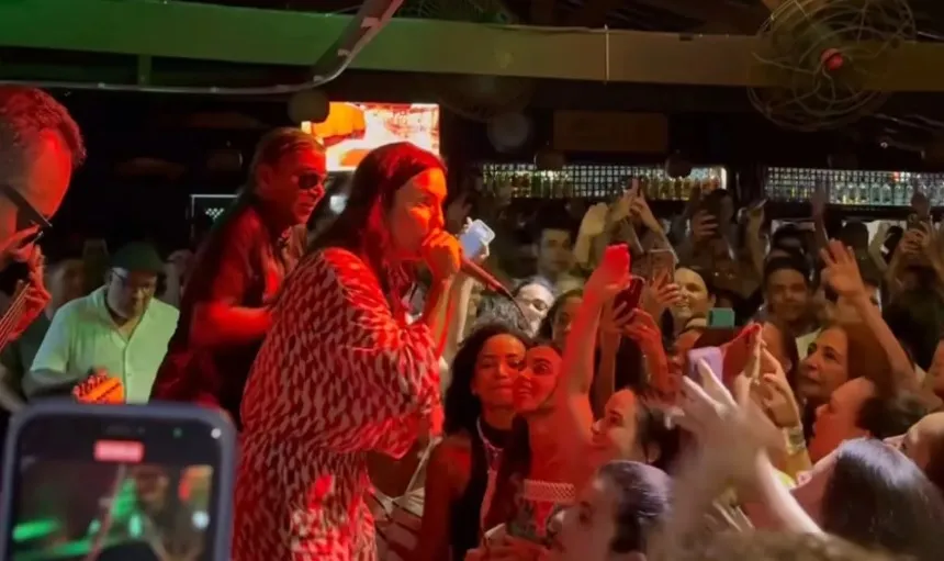 Imagem ilustrativa da imagem Vídeo: Ivete Sangalo surpreende fãs com show em barzinho na RMS