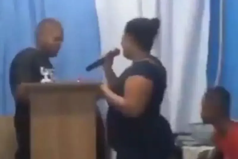 Esposa do pastor interrompeu o culto e revelou caso de traição