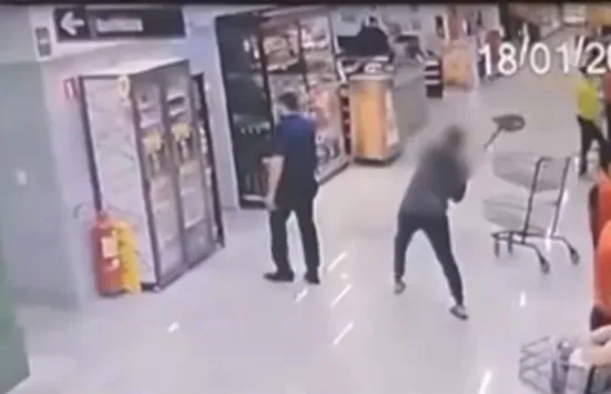 Imagem ilustrativa da imagem Vídeo: homem é preso após golpear gerente de supermercado com pá