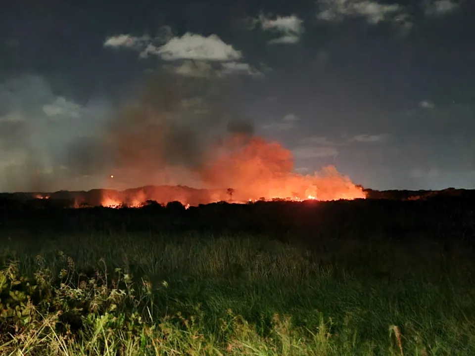 Chamas alcançaram entre 15 e 20 metros de altura