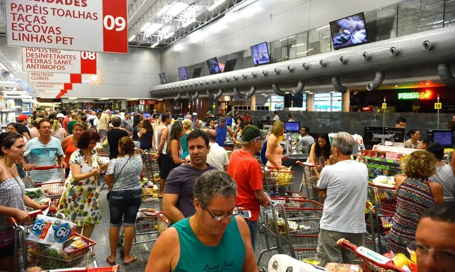 Mulher se passava por cliente do supermercado