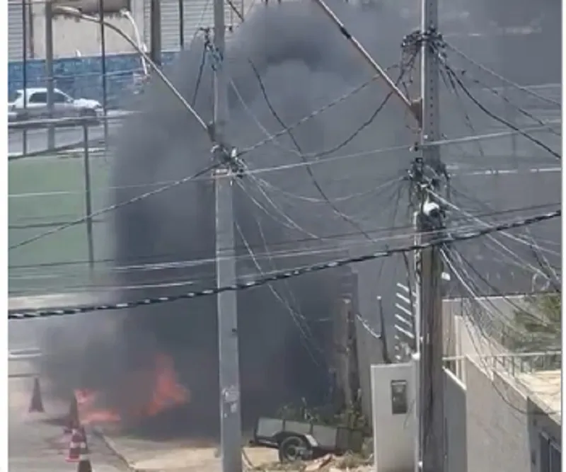 Vídeo mostra carro em chamas