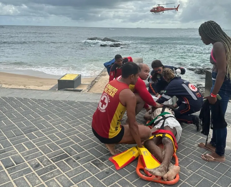 Vítima de afogamento recebeu primeiros socorros ainda no calçadão da praia da Barra