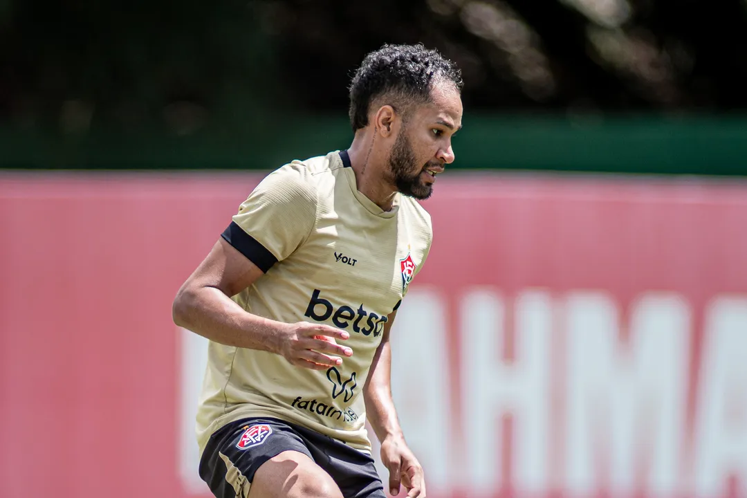 Everaldo em treino do Vitória