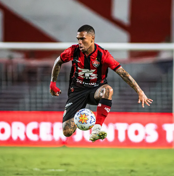 O lateral-esquerdo Lucas Esteves está envolvido em imbroglio entre Vitória e Grêmio