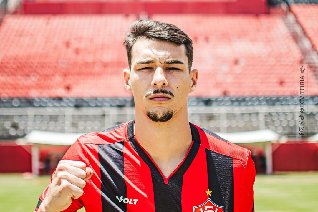 Claudinho posa com a camisa do Vitória no Barradão