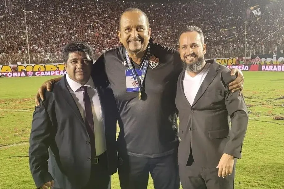 Mário Silva ao lado de Ricardo Lima, presidente da FBF, e Ednaldo Rodrigues, presidente da CBF