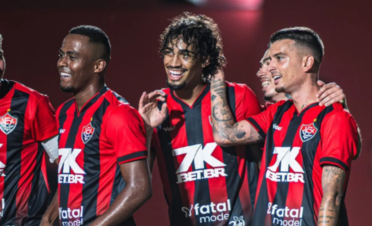 Jogadores do Vitória comemorando gol pelo Campeonato Baiano