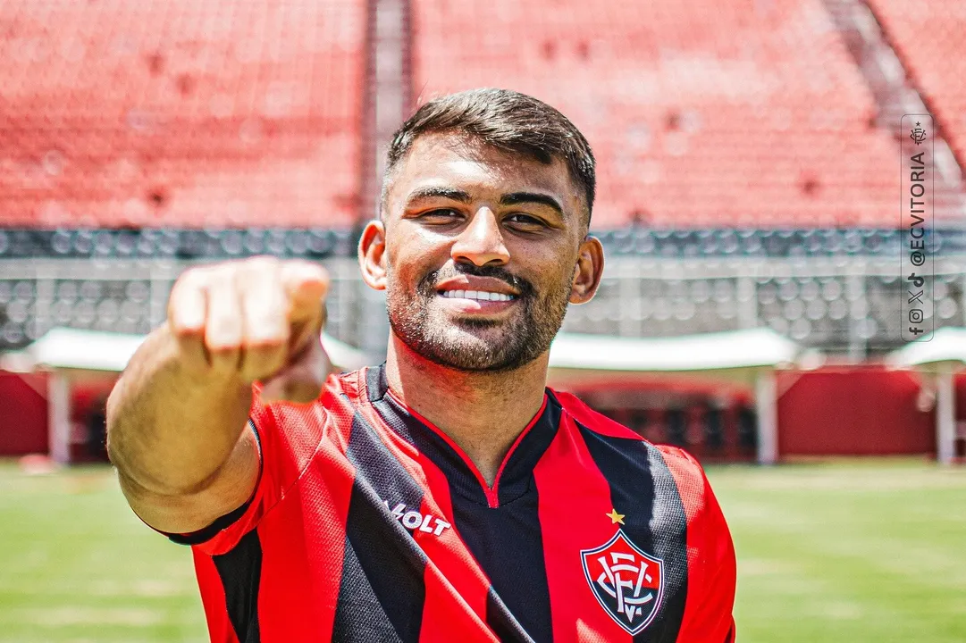 Ronald Lopes posa com camisa do Vitória no Barradão