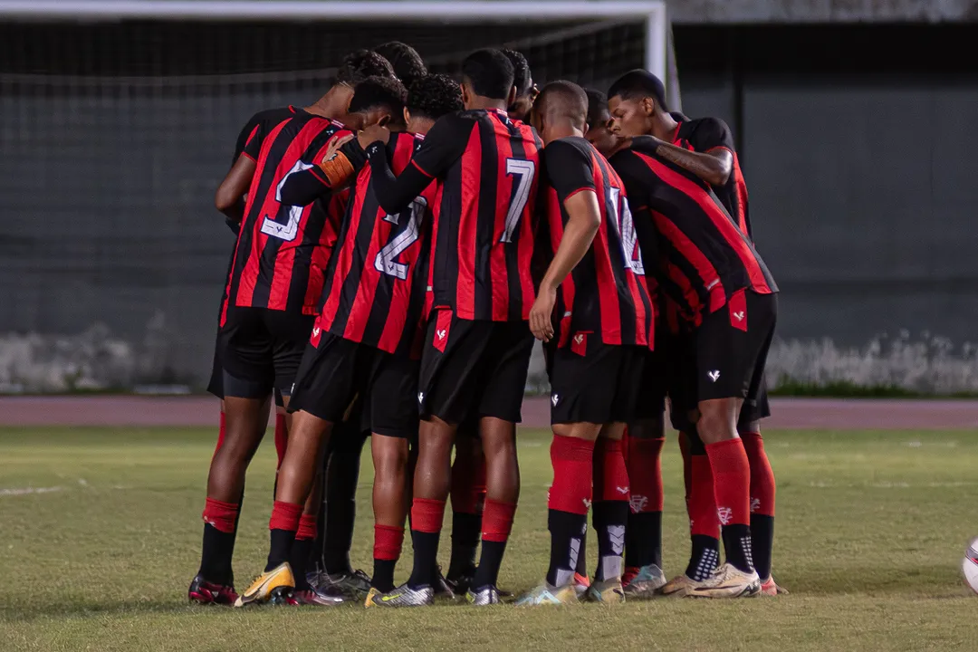 Elenco Sub-20 do Vitória durante atuação em 2024