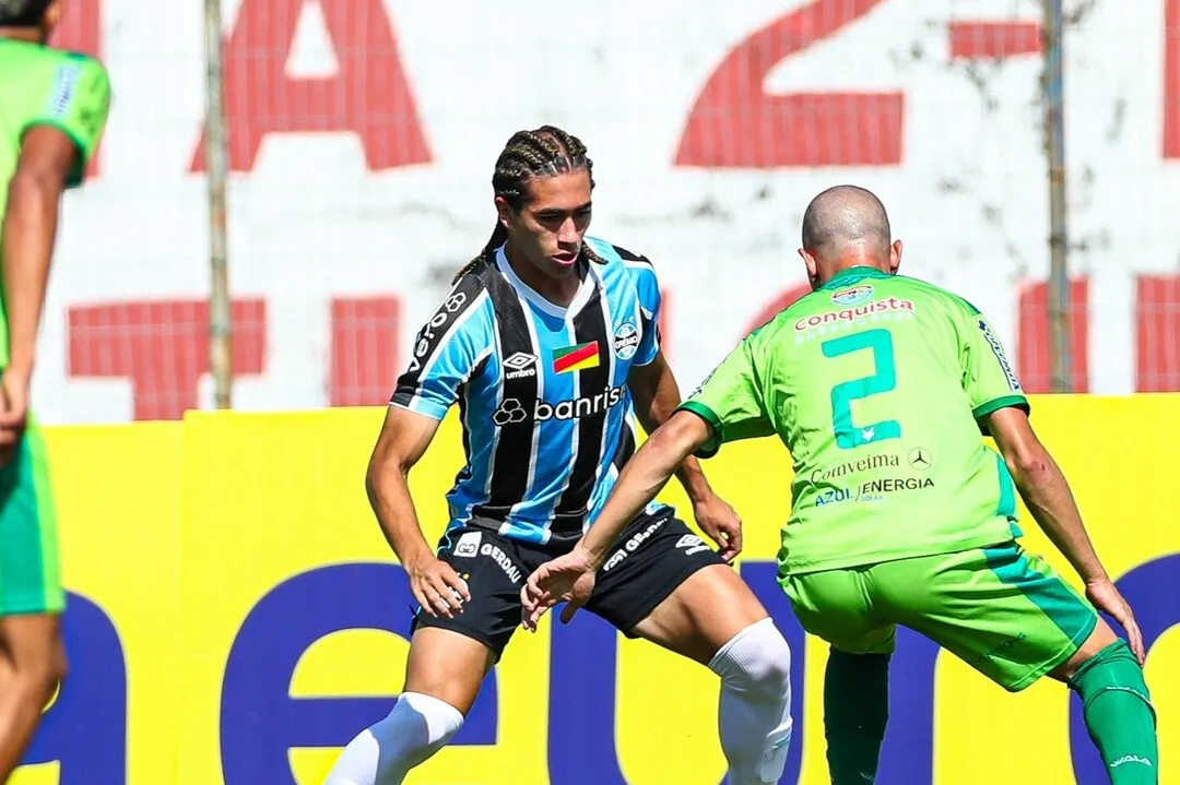 Jogadores de Grêmio e Vitória da Conquista disputam a bola durante partida da Copinha