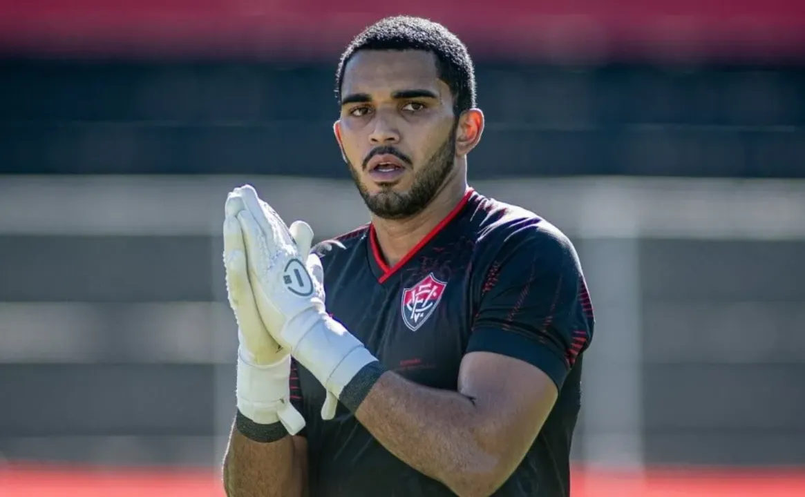 Lucas Arcanjo em treino pelo Vitória