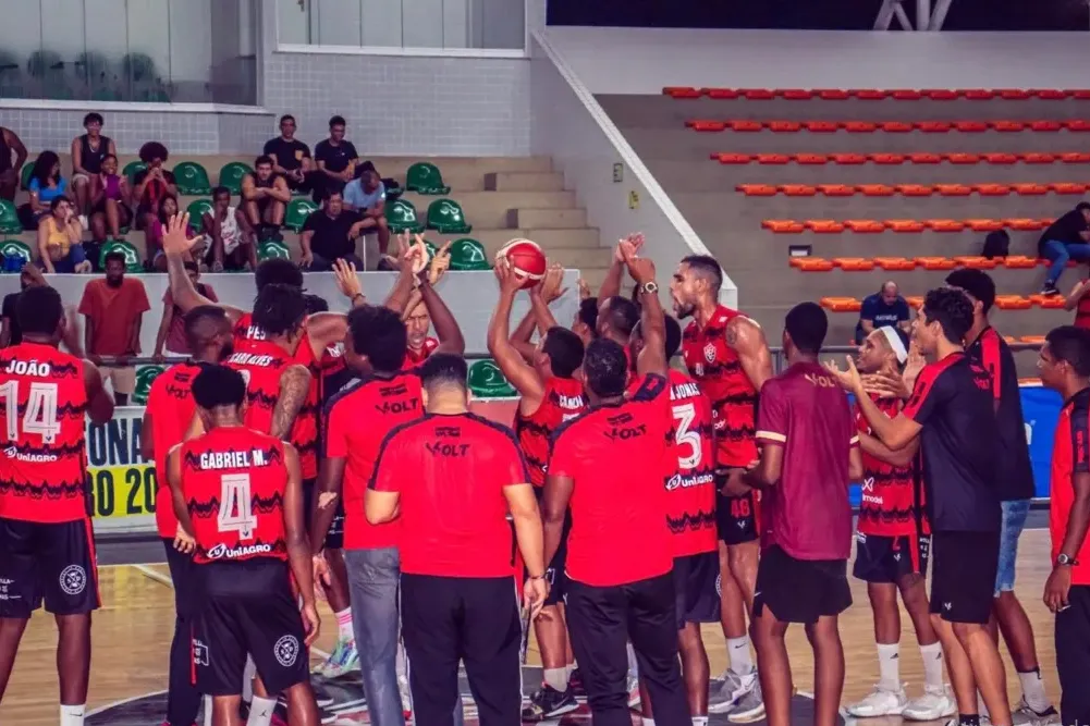 Elenco rubro-negro celebra a vitória diante do Santos com a torcida em Cajazeiras