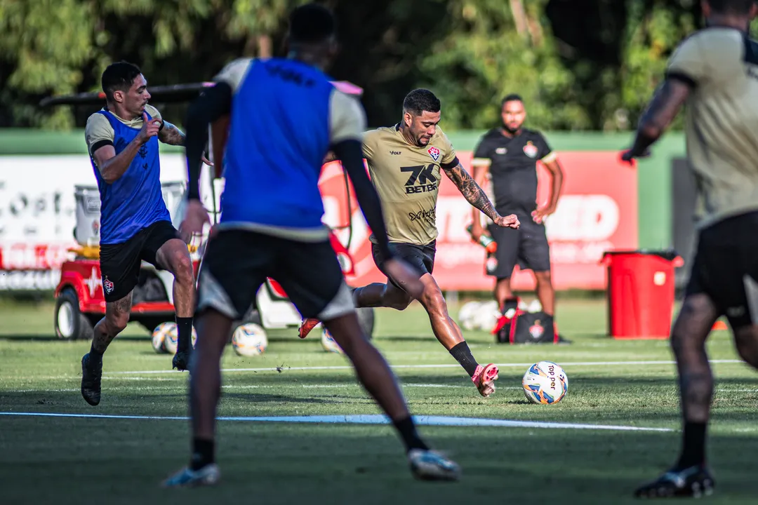 Elenco rubro-negro durante atividade na Toca do Leão