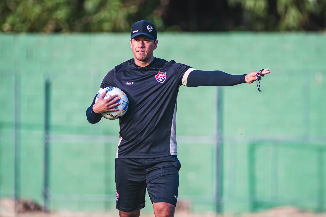 Thiago Carpini durante atividade de preparação visando o Atlético de Alagoinhas