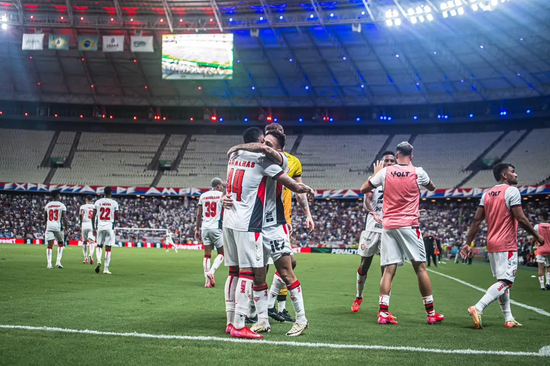 Jogadores comemorando gol do Vitória na Arena Castelão