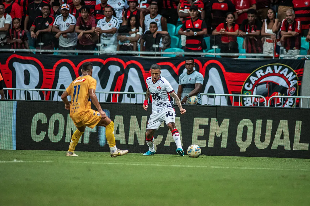 Lucas Esteves era o titular na lateral-esquerda do Vitória