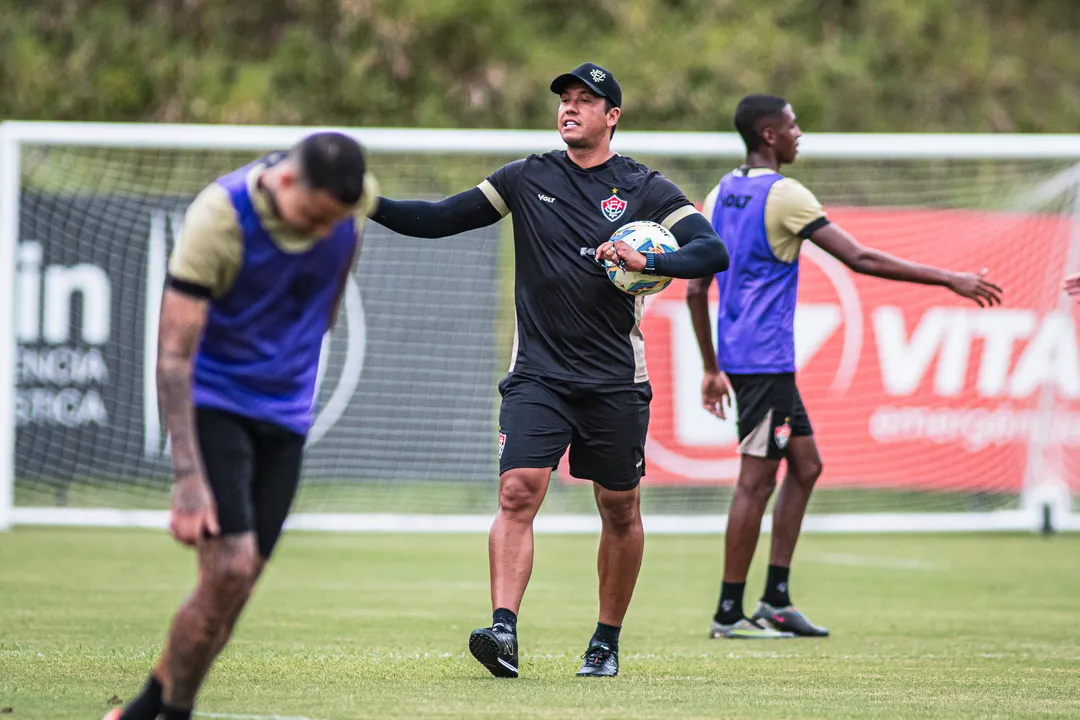 Thiago Carpini, técnico do Vitória, comanda treino na Toca do Leão