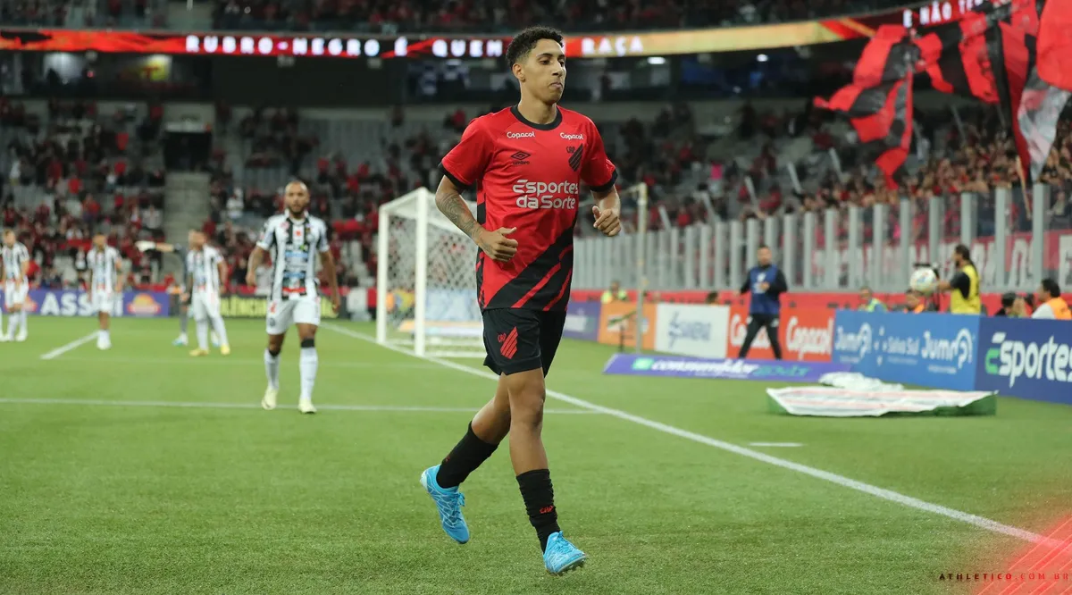 Volante Felipinho durante atuação no Athletico Paranaense