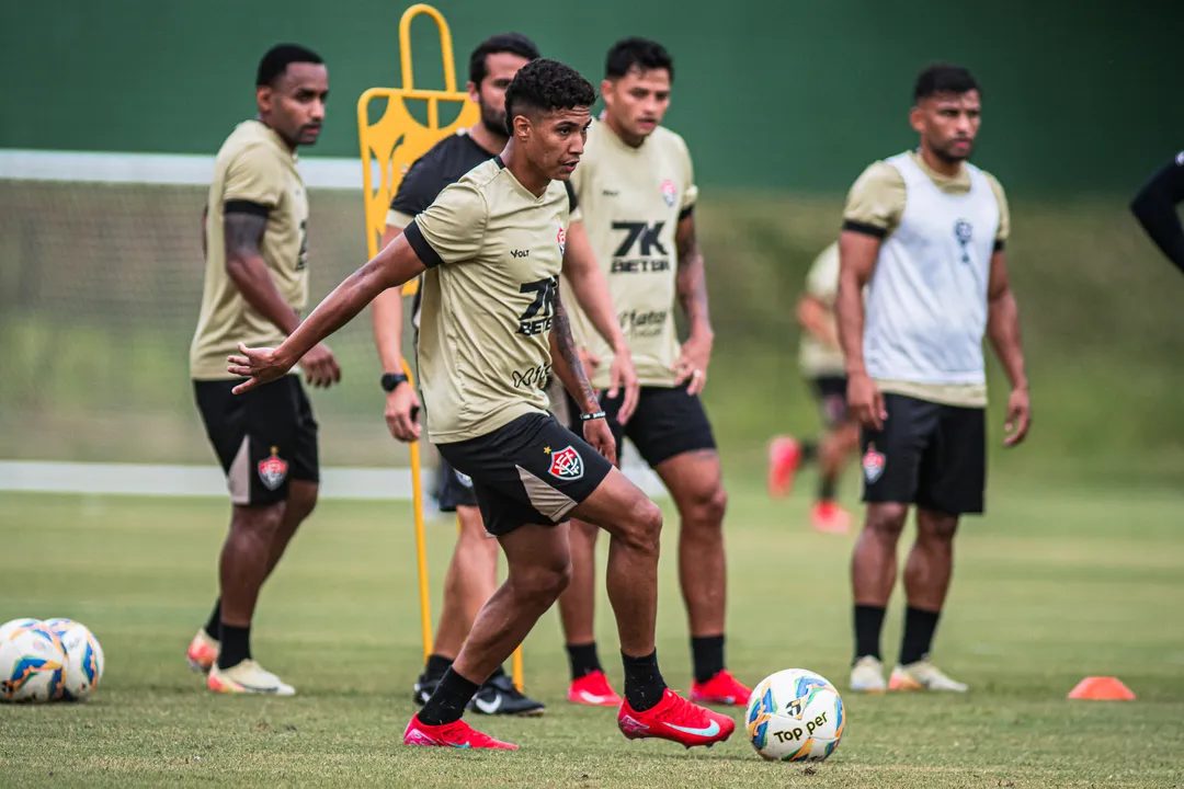 Elenco do Vitória durante treinamento na Toca do Leão