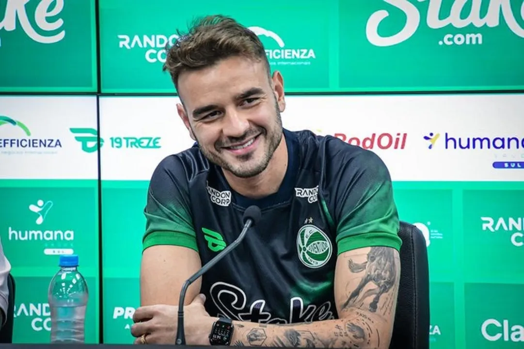 Goleiro Gabriel durante entrevista coletiva no Juventude