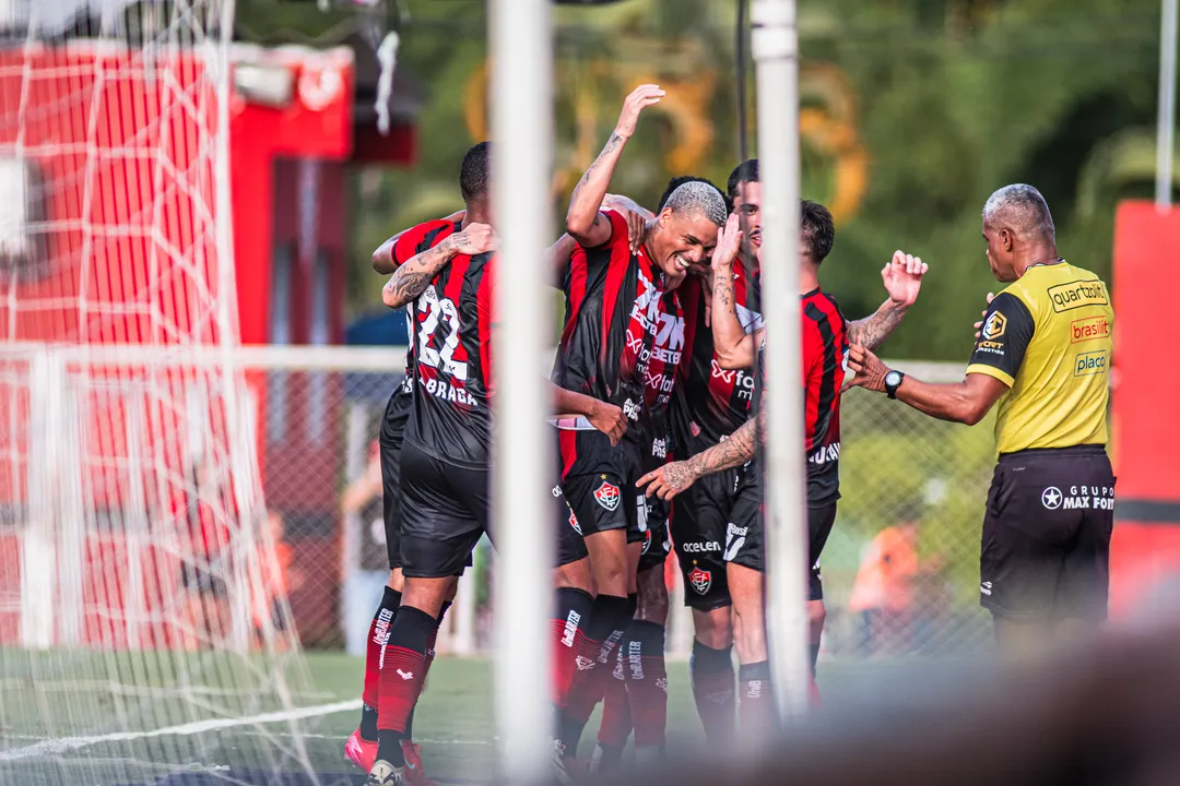 Jogadores do Vitória comemorando gol