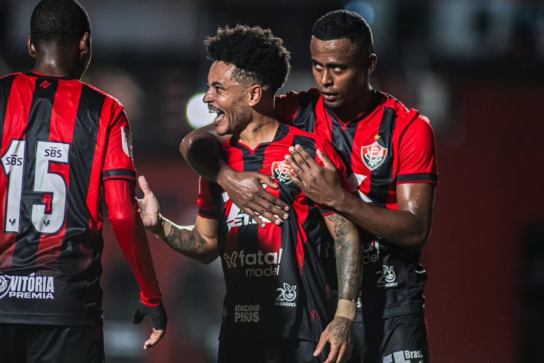 Jogadores do Vitória comemorando gol